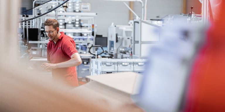 Pumpen Trockensumpfschmierung Mitarbeiter bei der Herstellung von Pumpen für die Trockensumpfschmierung.