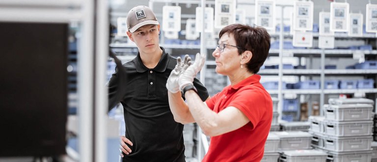 Praktika bei Scherzinger Praktikant im Gespräch mit einer Pumpen-Expertin bei Scherzinger.