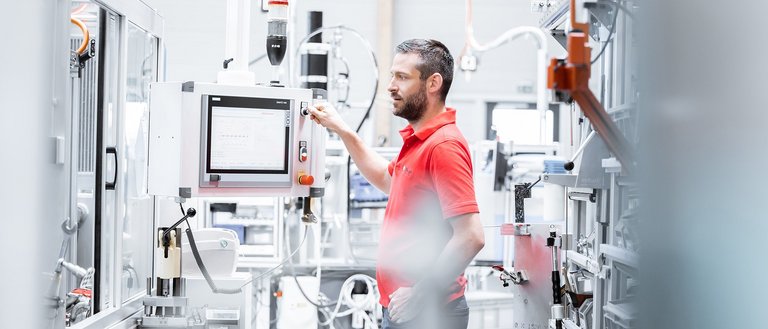 Pumpen 2K-Kleben Zahnradpumpen von Scherzinger für die Beförderungn von 2-Komponenten-Klebstoff.