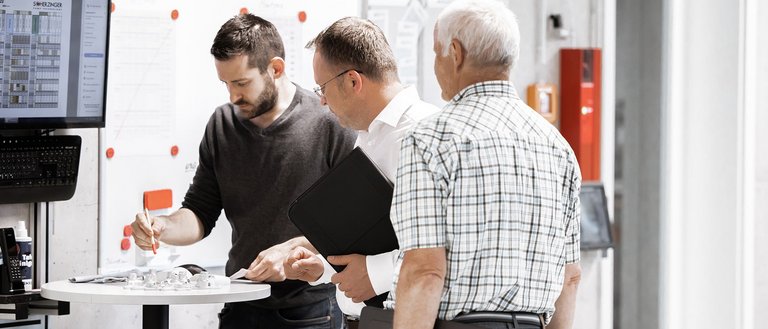 Fluegelzellenpumpen Furtwangen Scherzinger GmbH Mitarbeiter der Scherzinger GmbH aus Furtwangen bei der Planung von Flügelzellenpumpen.