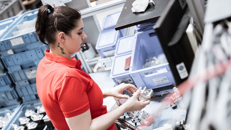 Pumpen für Standheizungen Mitarbeiterin bei der Montage von Pumpen für Standheizungen und Standheizungsgeräte.