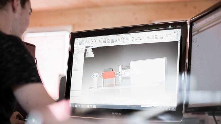 Präzise Pumpen für Elektroverguss Mitarbeiter von Scherzinger bei der Planung einer präzisen Pumpe für Elektroverguss.