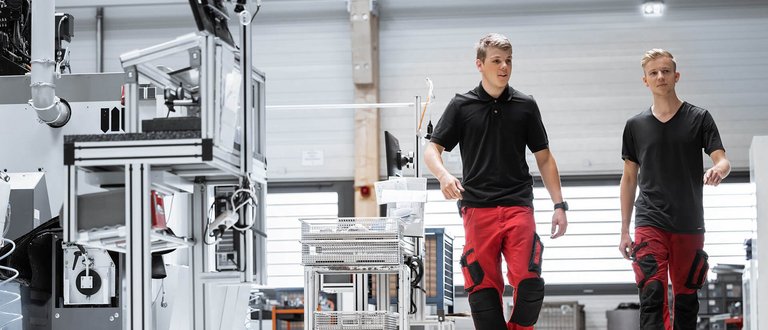 Auszubildende Scherzinger Furtwangen Bilder Auszubildenden von Scherzinger im Lager in Furtwangen.