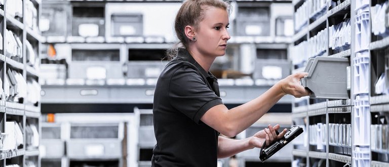 Ersatzteileservice Scherzinger Bild einer Mitarbeiterin von Scherzinger im Ersatzteilelager für idealen Ersatzteileservice.