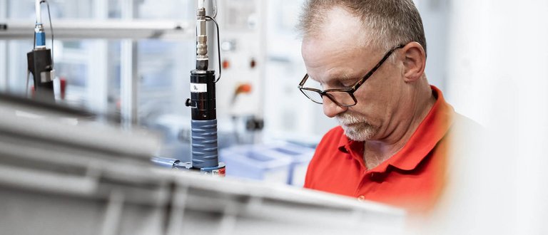 Wartung Zahnradpumpen Scherzinger Mitarbeiter aus der Wartungsabteilung für Zahnradpumpen der Firma Scherzinger.