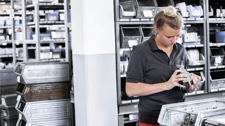 Gerotorpumpe für Waschmitteldosierung  Mitarbeiterin mit einer Gerotorpumpe für die Waschmitteldosierung.