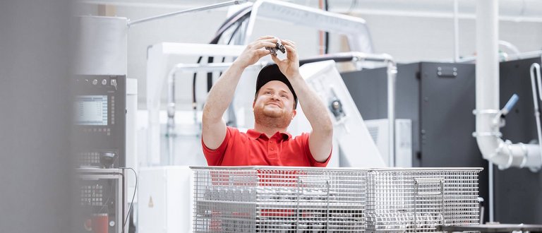 Zahnradpumpen Maschinenbau Anlagenbau Bild eines Mitarbeiters von Scherzinger aus dem Bereich Maschinenbau Anlagenbau mit einer Zahnradpumpe.